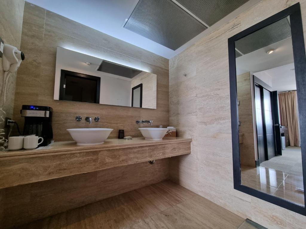 Trinitarias Suites